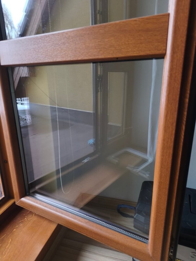 Výměna prasklého skla za nové u balkonových dveří – realizace v Dolním Bousově