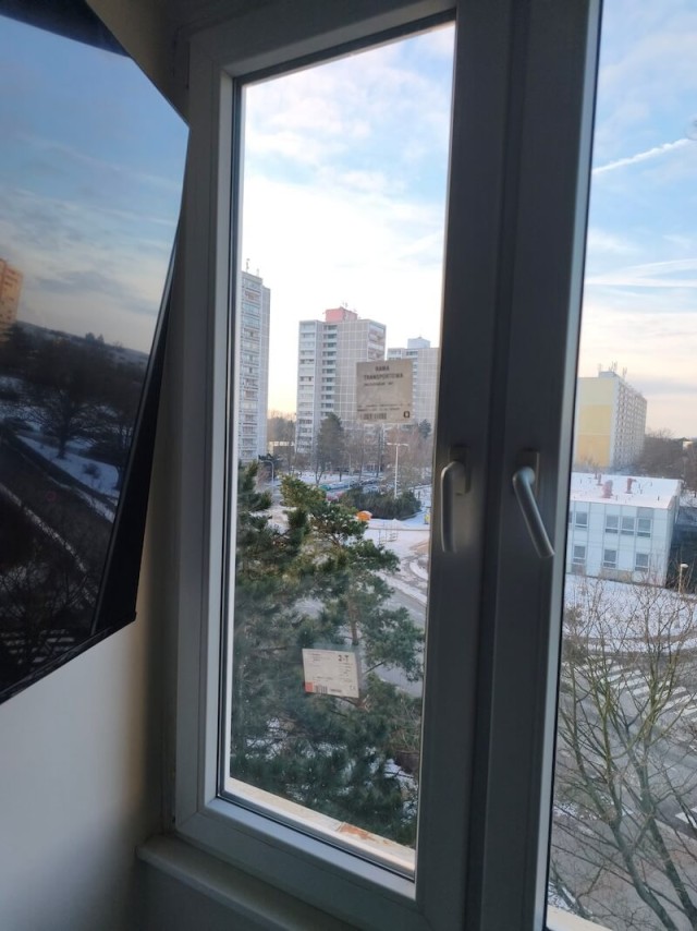 Výměna skla u plastového okna v bytě v Hradci Králové