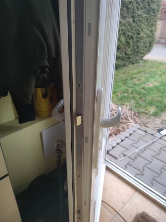 Výměna rozvory u vchodových dveří v Pardubicích