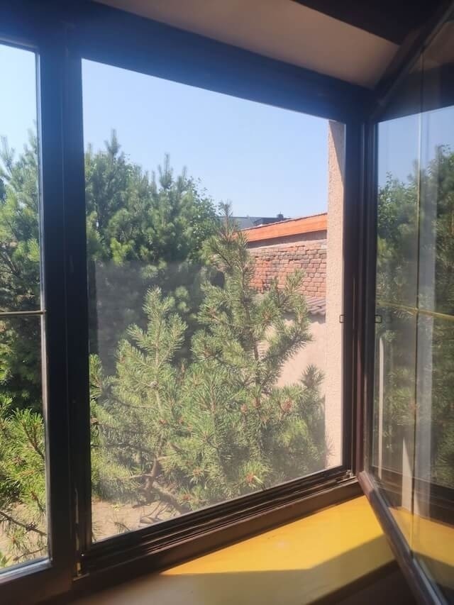 Instalace sítí do balkonových dveří a okna v obci Stěžery