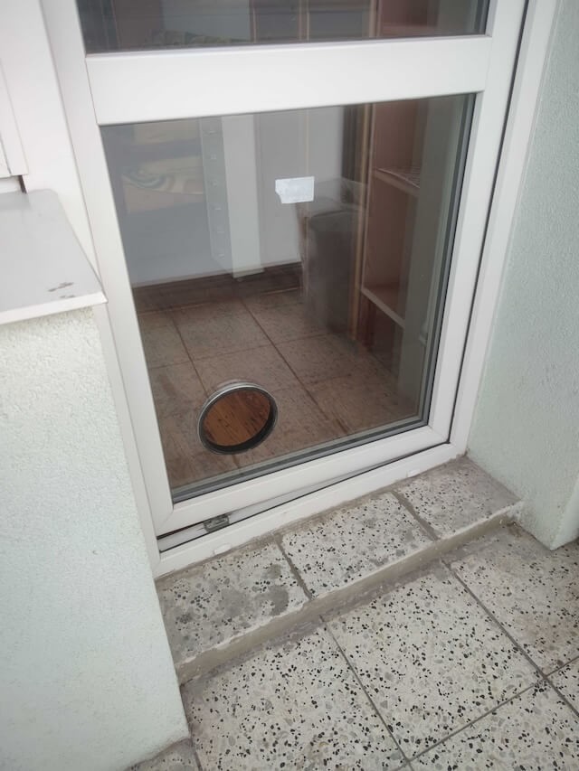 Nové sklo s otvorem pro vývod klimatizace – realizace v Praze