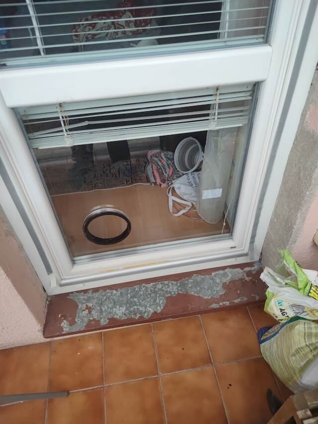 Instalace skla do dveří s vývodem pro klimatizaci