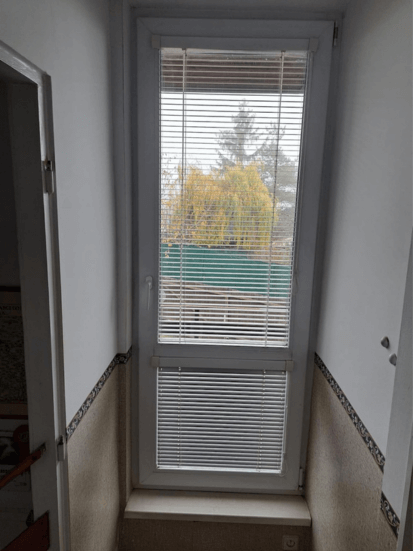 Výměna kliky u balkonových dveří - nová bílá klika