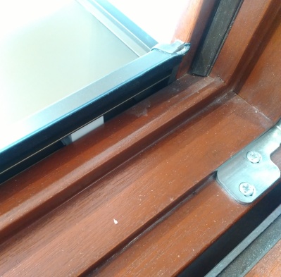 Odtoková drážka u dřevěného okna