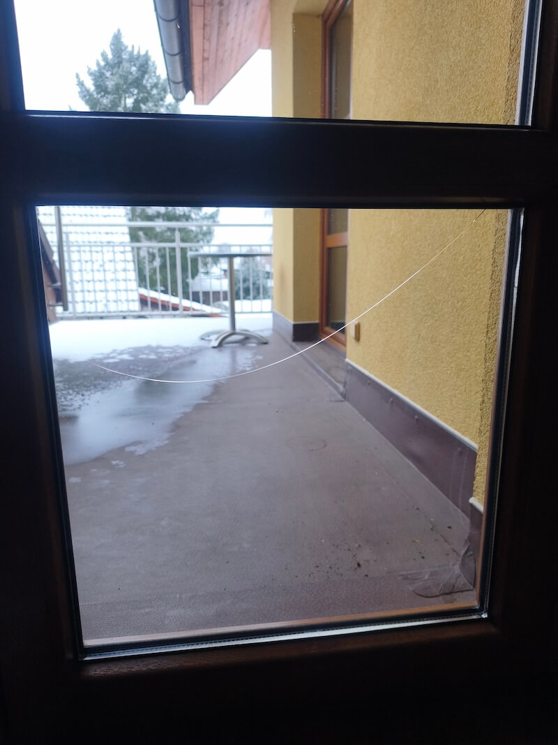 Prasklé sklo u balkonových dveří 
