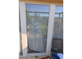 Realizace na Královéhradecku - instalace sítě do balkonových dveří 