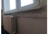 Nový bílý plastový parapet 