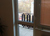 Pohled na zavřené balkónové dveře z interiéru
