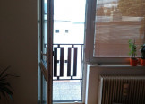 Pohled na otevřené balkónové dveře z interiéru