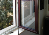 Okno s částečně vypreparovaným okenním těsněním