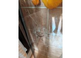 Rozbité sklo u dvoukřídlého okna