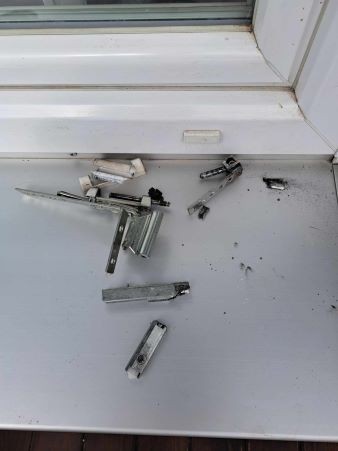 Staré poškozené panty 